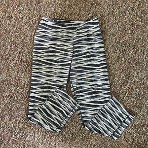 NWOT Nike dri-fit capri workout leggings